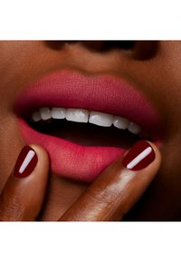 MAC POWDER KISS LIQUID LIPCOLOUR - Liquid Lipstick - billion $ smile