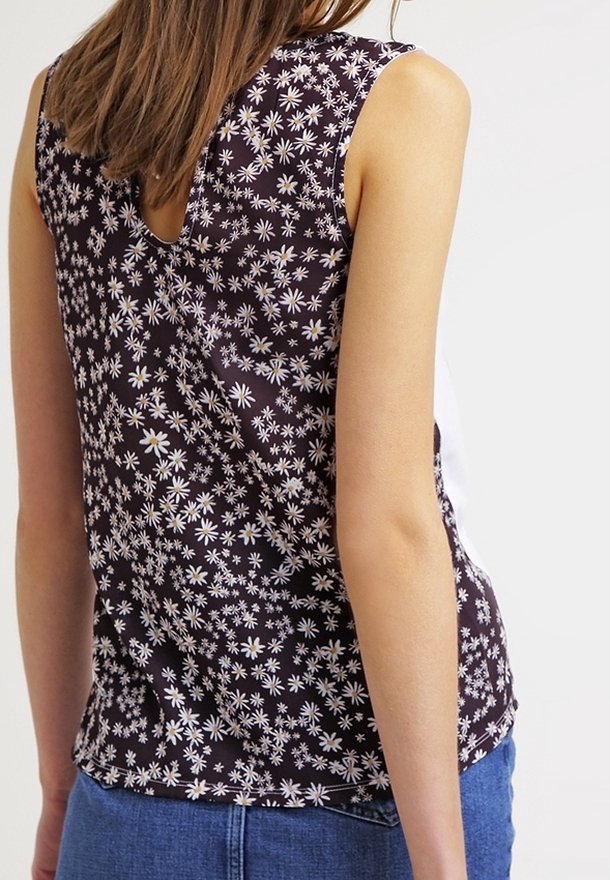 Top bez rukávů s tmavým vzorovaným materiálem a malými bílými květinami, s výřezem na zádech a kontrastními bílými bočními panely.