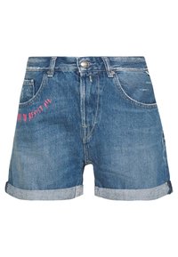 Džínové šortky středně modré barvy se zahnutými lemy. Mají přední kapsy a růžový vyšívaný nápis vlevo s textem „Připravena mi odolat.“