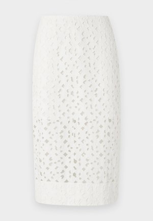 Λευκή φούστα-μολύβι από δαντέλα με λουλουδάτα σχέδια κοπής και εφαρμοστή μέση, εμφανιζόμενη σε απλό φωτεινό φόντο.