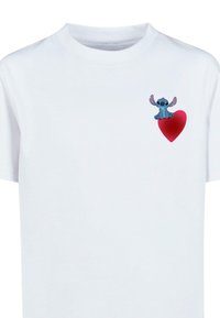 Witte katoenen t-shirt met een kleurrijke print van een personage naast een rood hartontwerp aan de bovenlinkerkant. Eenvoudige ronde halsstijl.
