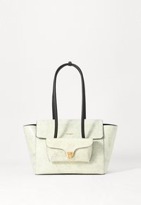 Sac à main en cuir texturé crème avec des accents noirs, doté de deux longues anses et d'une poche frontale fermée par un fermoir en or.