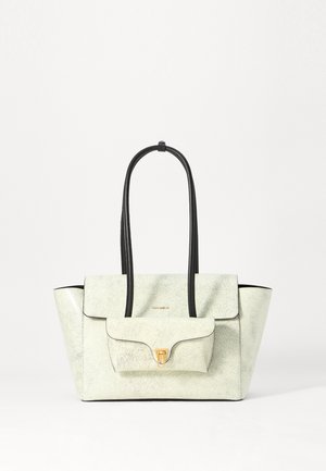 Sac à main en cuir texturé crème avec des accents noirs, doté de deux longues anses et d'une poche frontale fermée par un fermoir en or.