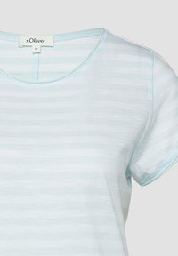 T-shirt rayé bleu clair et blanc à manches courtes avec col rond et étiquette visible de la marque s.Oliver taille 36 au col.