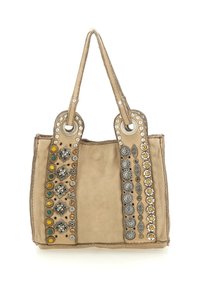 Borsa a mano in pelle beige con due manici, caratterizzata da borchie decorative e ornamenti metallici su entrambi i lati. Texture liscia.