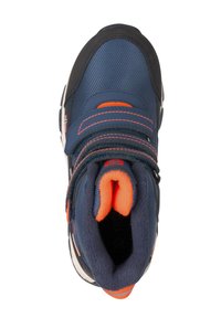 Granatowe sneakersy z czarnymi akcentami, wyściełanym kołnierzem, pomarańczową podszewką, paskami na rzepy, teksturowanym materiałem wierzchnim i gumową podeszwą.