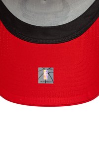 Rote Kappe mit einem schwarzen Schirm, die ein graues Patch mit einem Basketball-Graphic und einem NBA-Logo zeigt. Das Material sieht aus wie Segeltuch mit strukturiertem Nähen.