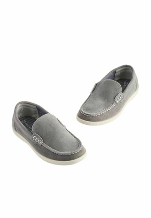 Halli suéde slip-on kingad, millel on valged õmblused ja ümar varvas. Madala profiiliga kummist tallad mugavuse ja paindlikkuse tagamiseks.