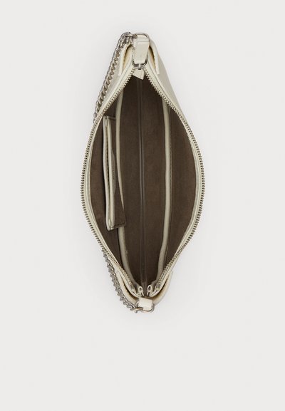 Mala de couro branco com exterior liso e ferragens em corrente. O interior apresenta vários compartimentos com forro em tecido escuro.