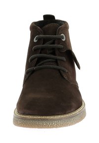 Stivali alla caviglia in suede marrone con design a lacci, punta rotonda e suola in gomma invecchiata. Presenta un pannello laterale con dettaglio a patta.