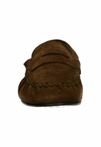 Bruine suede moccasin pantoffel met een ronde neus, gestikte details en zijplooien, voorzien van een zacht gestructureerd oppervlak en een zwarte zool.