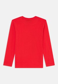 Langärmliges Shirt in leuchtendem Rot, aus glattem Baumwollstoff gefertigt. Es hat einen Rundhalsausschnitt und einen geraden Saum, mit einfachen Nähten an den Ärmeln und am Körper.