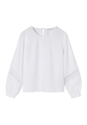Blouse blanche à manches longues avec un col arrondi et une fermeture à boutons dans le dos. Présente des détails texturés sur les manches.