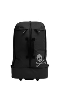 Mochila negra con dos bolsillos superiores con cremallera, que presenta un gráfico de calavera y tibias cruzadas en la parte frontal, fabricada con material duradero.