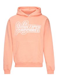Světle růžová mikina s kapucí a přední kapsou, na hrudi nese bílý grafický nápis "MULTIPLY APPAREL" a je vyrobena z měkké látky.