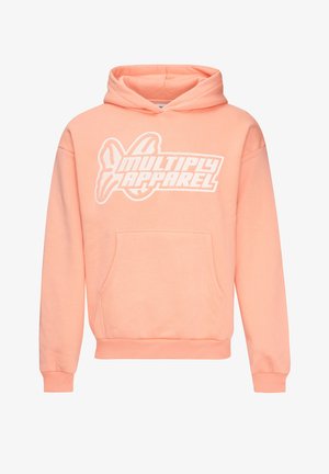 Jasnoróżowa bluza z kapturem z kieszenią z przodu, z białym nadrukiem tekstowym "MULTIPLY APPAREL" na klatce piersiowej, wykonana z miękkiego materiału.
