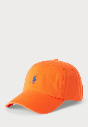 Boné de beisebol de algodão laranja com um logótipo azul bordado, aba curvada e design de seis painéis. Inclui orifícios de ventilação e uma tira ajustável.
