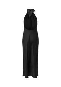 Robe noire en satin à col halter avec fermeture par nœud papillon et dos échancré profond, s’étendant en une longue jupe fluide.