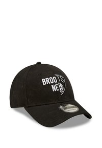 Crna bejzbolska kapa s vezom "BROOKLYN" loga, podesivim remenom i teksturiranim materijalom. Ima zakrivljeni vizir i dizajn od šest panela.