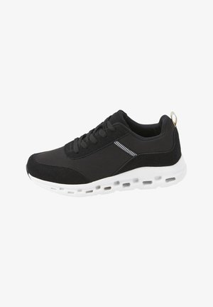 Czarny niski sneaker z białą wyściełaną podeszwą, czarnymi sznurowadłami, cholewką z zamszu i tkaniny oraz małym paskowanym wzorem w pobliżu sznurowadeł.