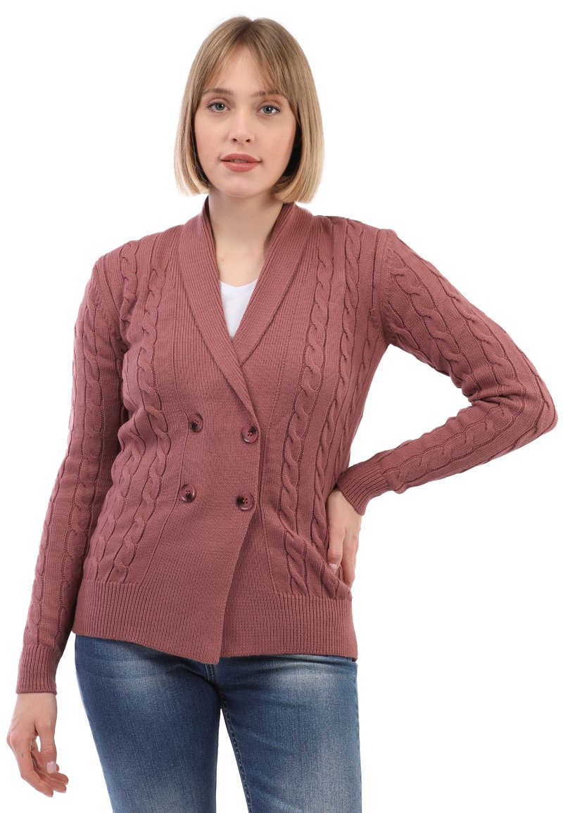 Ribbet, dobbelbrystet sweater i støvet rosa med kabelstrikmønster. Har bred sjalskrave og lange ærmer, lavet af blødt strikket stof.