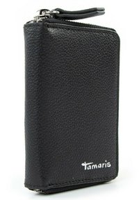 Cartera compacta de cuero negro con textura, cierre de cremallera metálica, con la marca "Tamaris" en blanco en la esquina frontal.