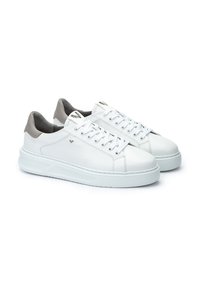 Sneakers in pelle bianca con dettagli grigi, punta rotonda, suola in gomma bianca spessa e chiusura con lacci. Presenta un logo discreto sul lato.