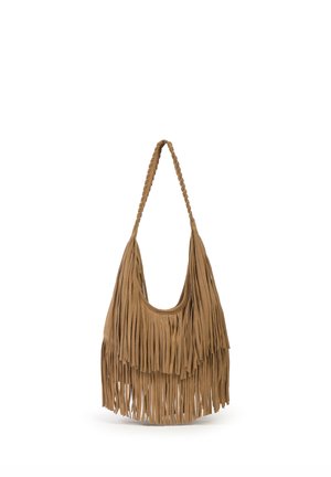 Sac d'épaule en daim marron avec une bandoulière tressée et des franges superposées le long du bas et des côtés.