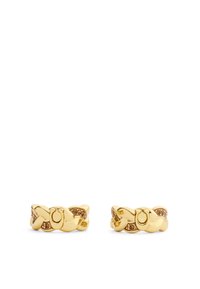 Guldtonade örhängen med en vävd design av sammanlänkade ringar och små accentstenar. Slät yta med en polerad finish.