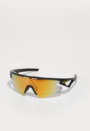 Sportsonnenbrille mit schwarzem Rahmen, großen amberfarbigen Gläsern und belüftetem Design. Mit Logo-Akzenten und einer aerodynamischen, schlanken Form.