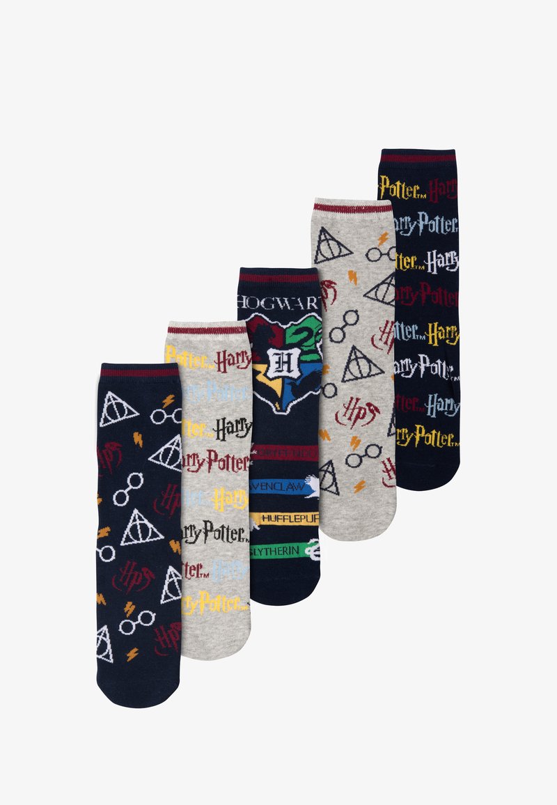 Cinque paia di calzini con vari design a tema Harry Potter, tra cui simboli, colori e stemmi delle case su diversi sfondi.