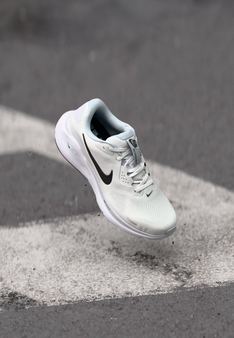 Nike Performance STRUCTURE 26 - Laufschuh Straße - white/black/pure platinum