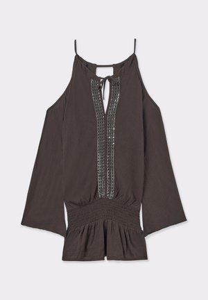 Blusa marrón oscuro con mangas largas y anchas, escote con cierre en forma de ojo de cerradura y cintura fruncida con un adorno central de lentejuelas.