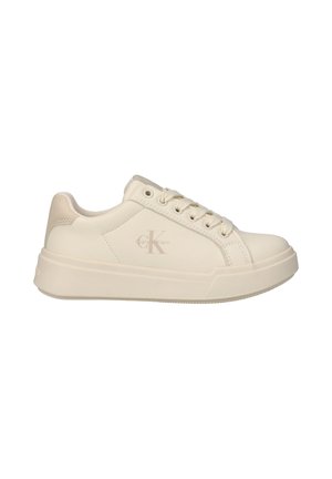 Beige lage Calvin Klein sneaker met veters aan de voorkant, dikke zool en subtiel logo aan de zijkant, gezien vanaf de buitenkant.
