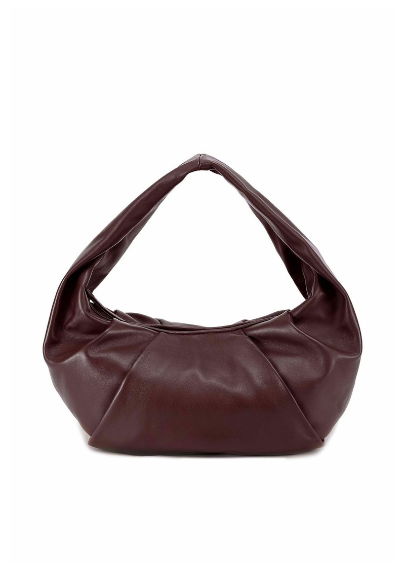 Sac en cuir bordeaux avec une poignée torsadée unique et une texture froncée, présentant une silhouette douce légèrement surdimensionnée.