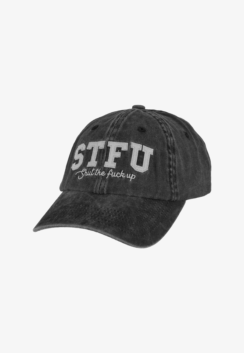 Fekete pamut baseball sapka ívelt karimával, elöl fehér hímzett szöveggel: "STFU" és "Shut the fuck up".