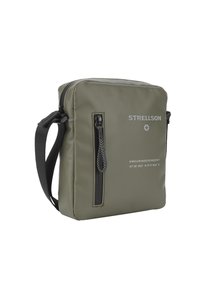 Borsa a tracolla sintetica verde con finitura testurizzata, dotata di tasca con zip, tracolla e logo del brand stampato con le coordinate.