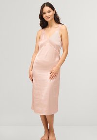 Lyserød satin natkjole med blondeakcenter, V-hals og justerbare stropper. Mellemlang design med en glat tekstur og subtil glans.
