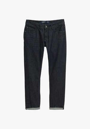 Donkerdenim jeans met een slanke pasvorm, met opgerolde manchetten, een klassieke vijf-pocketontwerp en een knoopsluiting, op een witte achtergrond.