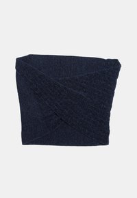 Scarf infinito di maglia di colore blu scuro, con un motivo a intreccio testurizzato, steso su uno sfondo chiaro e uniforme.