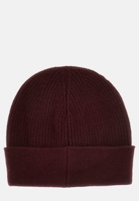 Gorro de punto burdeos con textura acanalada, que presenta un puño plegable y una corona redondeada, hecho de material suave y cálido.