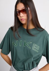 Nike Sportswear PHOENIX TEE - Μπλουζάκι με στάμπα - vintage green