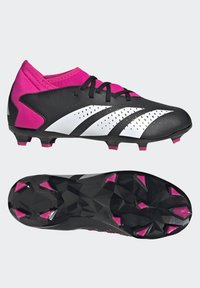 Schwarze und rosa Fußballschuhe mit einem synthetischen Obermaterial, texturierten Oberflächen, weißen Akzenten und einer geformten schwarzen Laufsohle mit rosa Stollen.