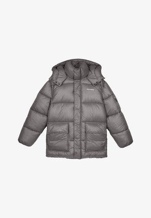 Giacca puffer grigia, imbottita, con colletto alto, due grandi tasche frontali e un logo del marchio sul lato sinistro del petto. Presenta una chiusura con zip frontale e un cappuccio.