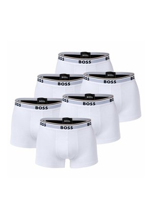 Seis calzoncillos bóxer blancos de hombre con cinturillas en blanco y negro con la palabra "BOSS" en letras negritas.
