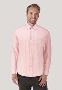 Helles rosa Langarmhemd mit weißen vertikalen Streifen, durchgehende Knopfleiste, klassischer Kragen und eine einzelne Brusttasche. Lässiger Schnitt.