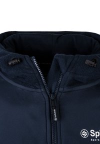 Marineblaue Jacke mit gefütterter Kapuze aus Fleece, Frontreißverschluss und Zugkordelverschluß. Mit aufgedrucktem Logo auf der Brust und weicher Textur.