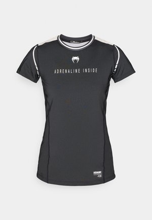 Maglietta atletica nera a maniche corte realizzata in tessuto leggero. Presenta la scritta "ADRENALINE INSIDE", dettagli a contrasto sulle spalle e logo.