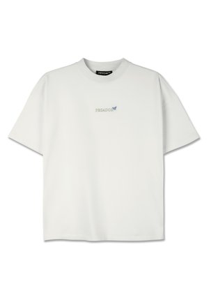 White oversized t-shirt made of cotton, featuring a crew neckline and short sleeves. Displays "PEGADOR" and a butterfly graphic in blue.