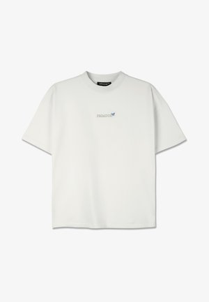 Bijela oversize majica od pamuka, s okruglim izrezom i kratkim rukavima. Na prednjoj strani ispisano "PEGADOR" uz grafiku leptira u plavoj boji.